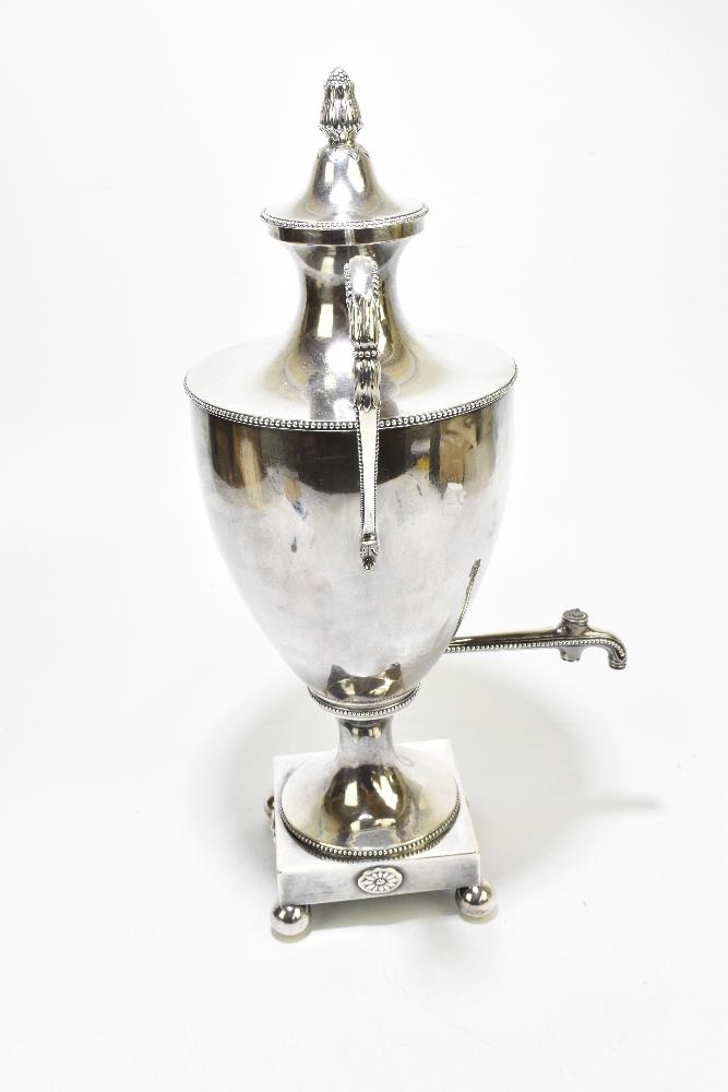 HENRY CHAWNER; a large George III hallmarked silver twin handled tea urn and cover, the detachable - Bild 5 aus 17