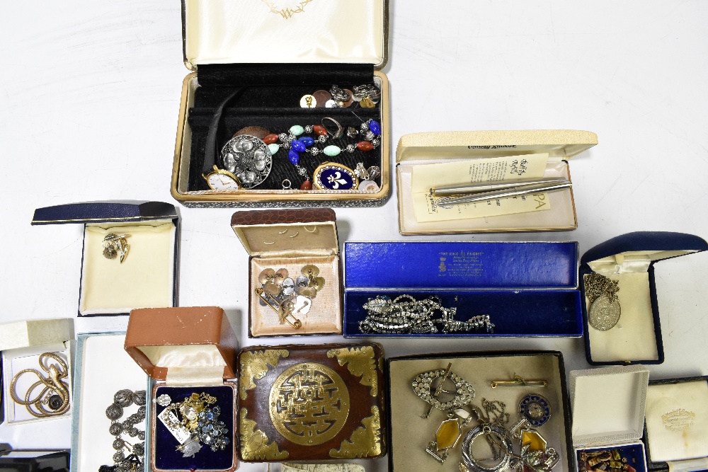 A quantity of costume jewellery including brooches, beads, cufflinks, earrings, also fashion - Image 4 of 4