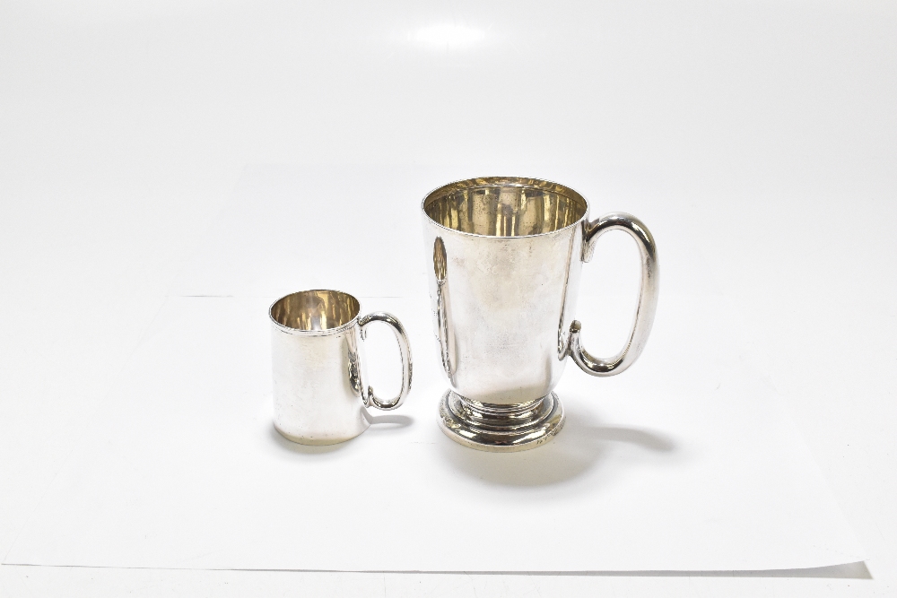 WALKER & HALL; a George V hallmarked silver mug with C-handle, on spreading circular foot, later - Bild 5 aus 7