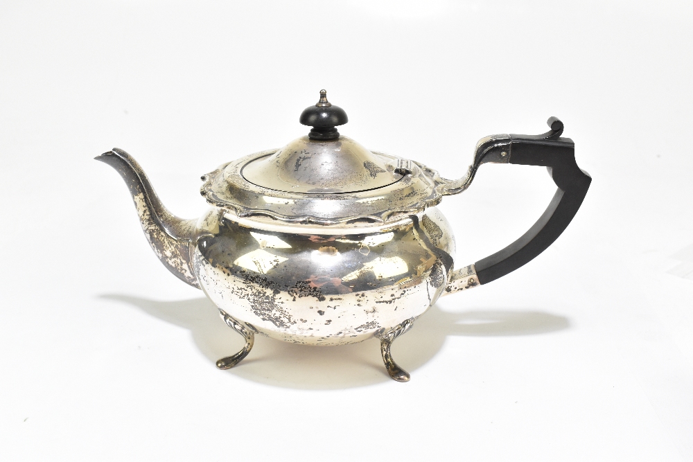 G BRYAN & CO; a George V hallmarked silver teapot of bulbous form with cast scrolling rim, - Bild 3 aus 5