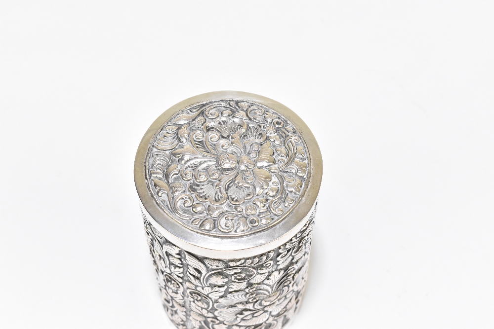 A white metal cylindrical tea canister with pull-off lid and foliate detail to the body, stamped - Bild 2 aus 7