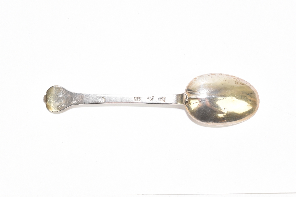 JOHN SMITH; a Charles II hallmarked silver trefid spoon, the oval bowl with a raised rat tail, the - Bild 2 aus 5