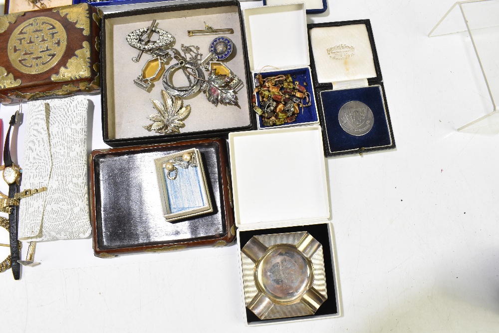 A quantity of costume jewellery including brooches, beads, cufflinks, earrings, also fashion - Image 3 of 4
