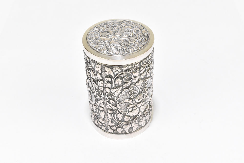 A white metal cylindrical tea canister with pull-off lid and foliate detail to the body, stamped - Bild 3 aus 7