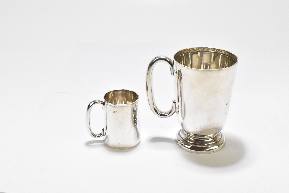WALKER & HALL; a George V hallmarked silver mug with C-handle, on spreading circular foot, later - Bild 2 aus 7