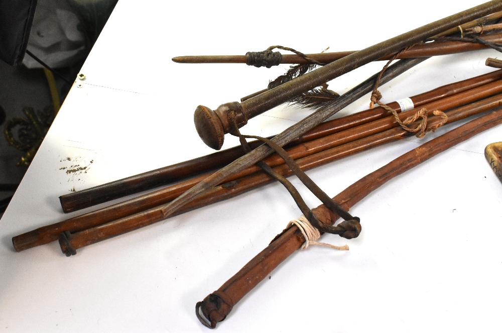 A quantity of mainly Rhodesian spears, three bows and arrows, riding crops, various sizes. - Bild 3 aus 5