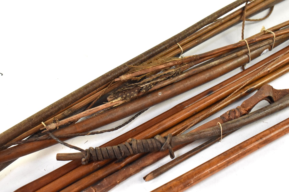 A quantity of mainly Rhodesian spears, three bows and arrows, riding crops, various sizes. - Bild 4 aus 5