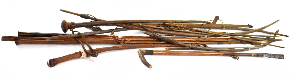 A quantity of mainly Rhodesian spears, three bows and arrows, riding crops, various sizes. - Bild 2 aus 5
