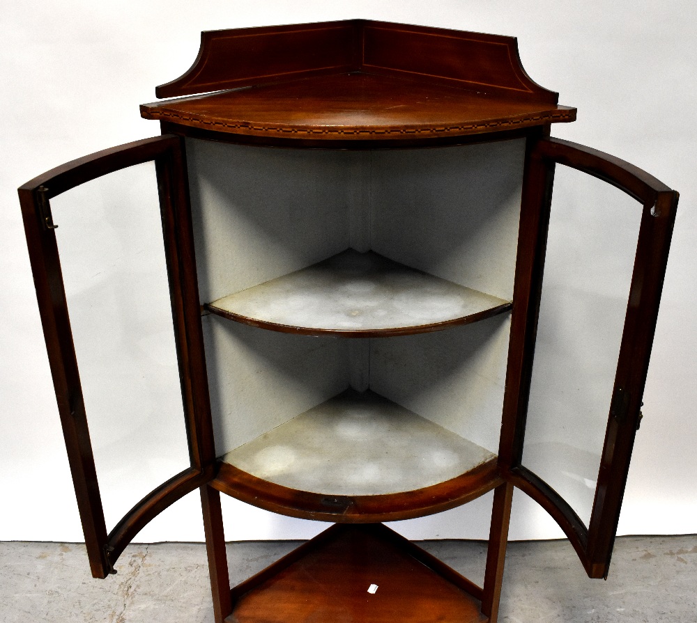 An Edwardian inlaid walnut two-door corner display cabinet, - Bild 5 aus 6