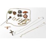 Various items of jewellery to include a 15ct gold T-bar and chain,