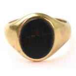 A gentlemen's vintage 9ct gold goldstone inset signet ring, size P, approx 5.8g.