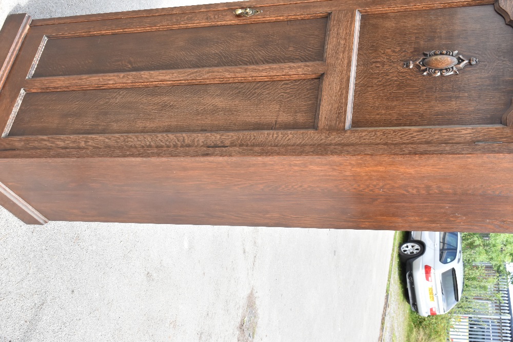 THE VERITHING; a 1950s oak hall robe, the single panelled door with carved detail to the top - Bild 4 aus 4