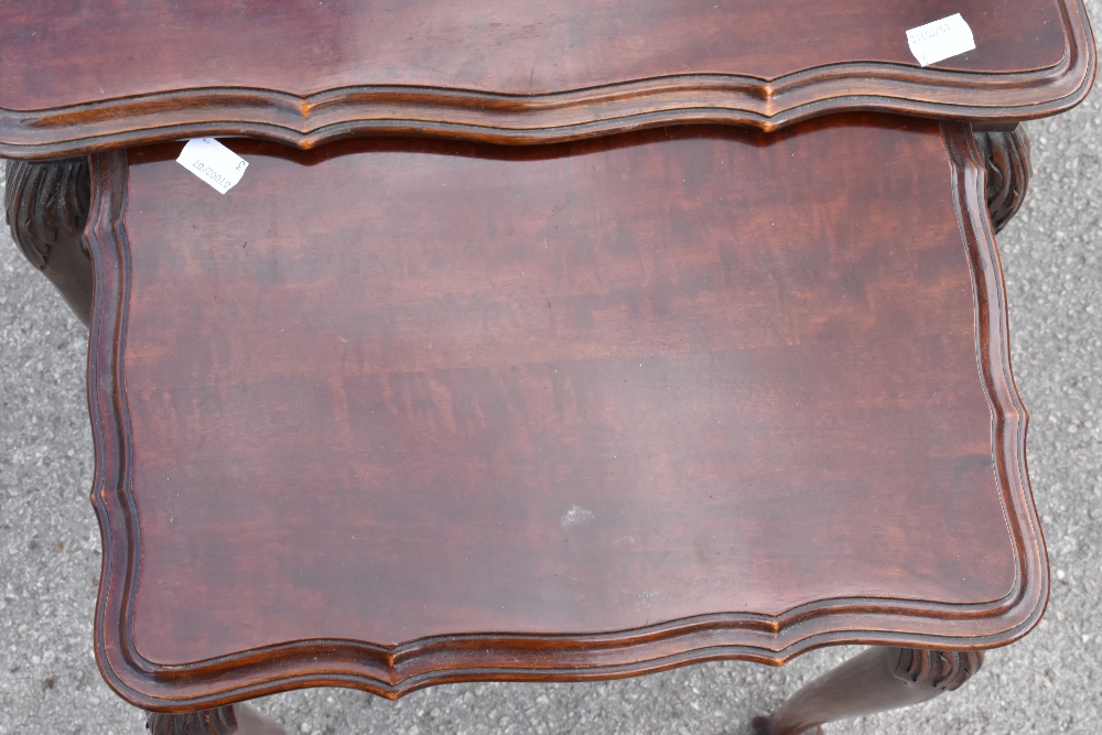 A 1950s mahogany nest of three graduated coffee tables, raised on turned column supports terminating - Bild 2 aus 4