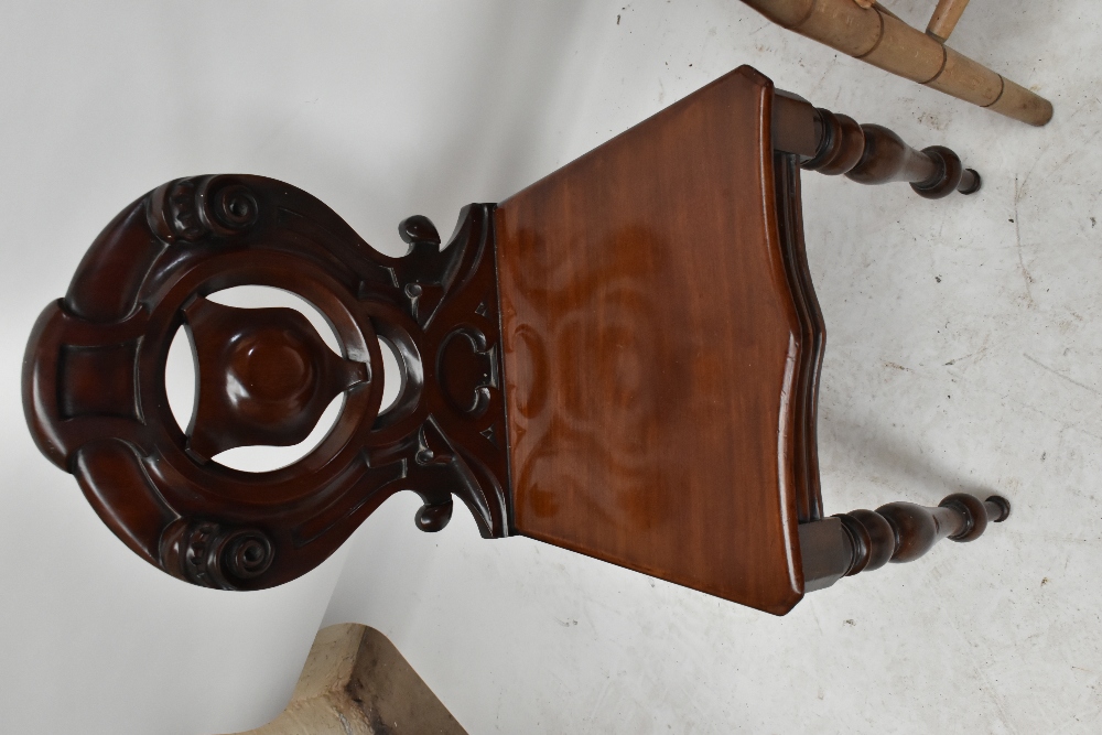 A mid-Victorian mahogany hall chair with carved back on turned front supports, a rush seated - Bild 2 aus 4