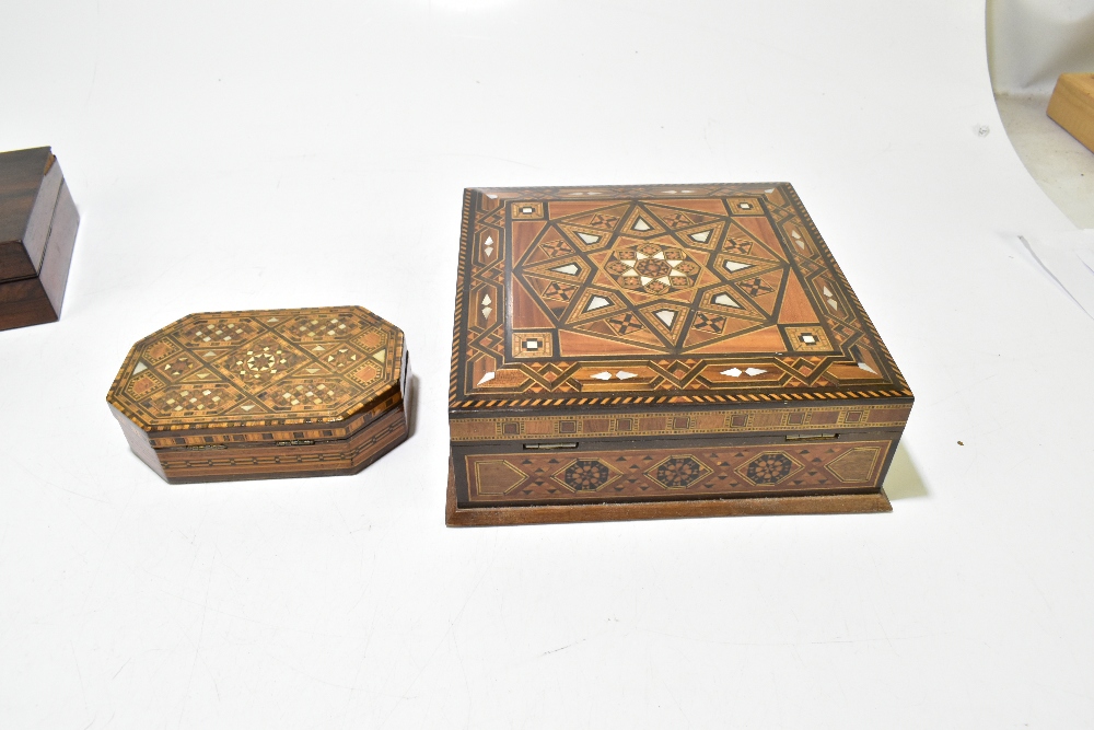 A 19th century rosewood workbox, 23cm, with two 20th century Damascus mother of pearl and wood - Bild 9 aus 15