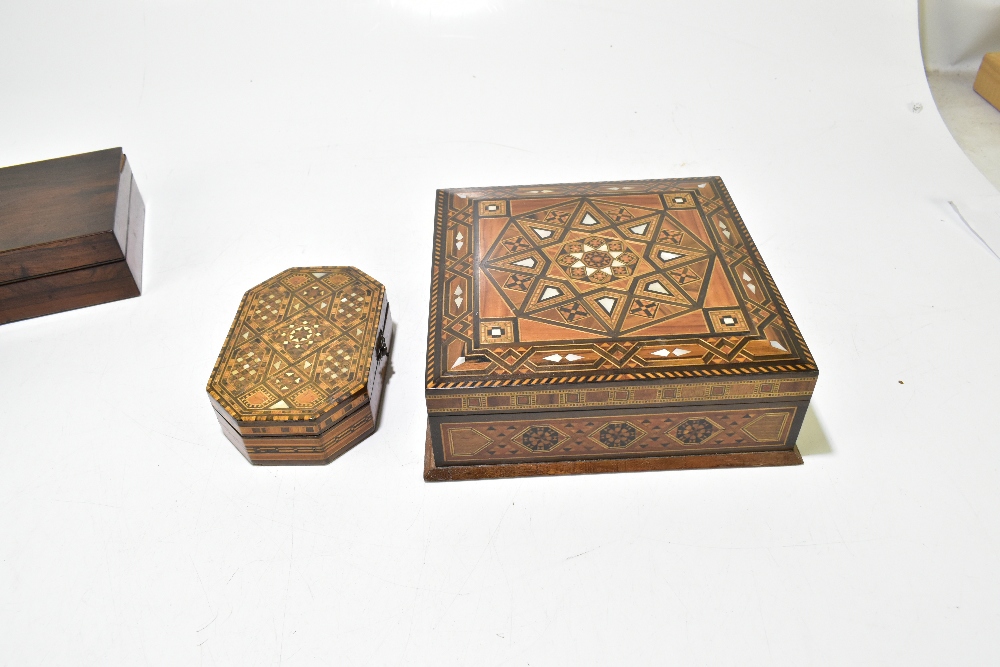 A 19th century rosewood workbox, 23cm, with two 20th century Damascus mother of pearl and wood - Bild 8 aus 15