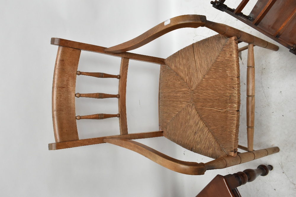 A mid-Victorian mahogany hall chair with carved back on turned front supports, a rush seated - Bild 3 aus 4