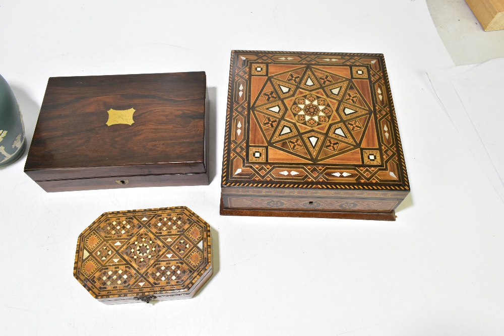 A 19th century rosewood workbox, 23cm, with two 20th century Damascus mother of pearl and wood - Bild 2 aus 15