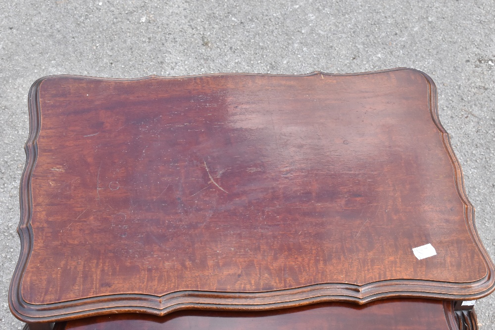 A 1950s mahogany nest of three graduated coffee tables, raised on turned column supports terminating - Bild 4 aus 4