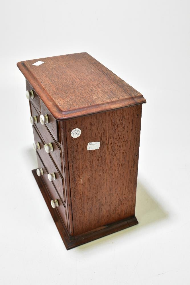 A late 19th century mahogany miniature chest of two short over three long drawers, with ceramics - Bild 6 aus 7