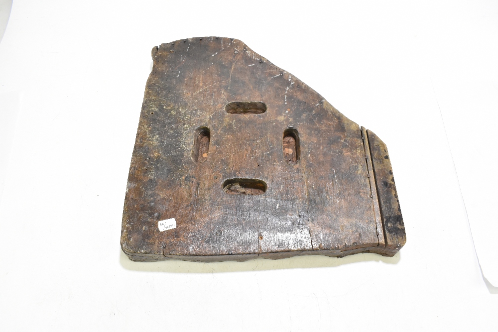 A vintage wood and brass printing block of a corner detail, width 43cm.Additional InformationSome - Bild 4 aus 4