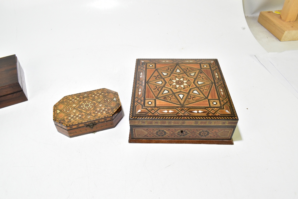 A 19th century rosewood workbox, 23cm, with two 20th century Damascus mother of pearl and wood - Bild 7 aus 15