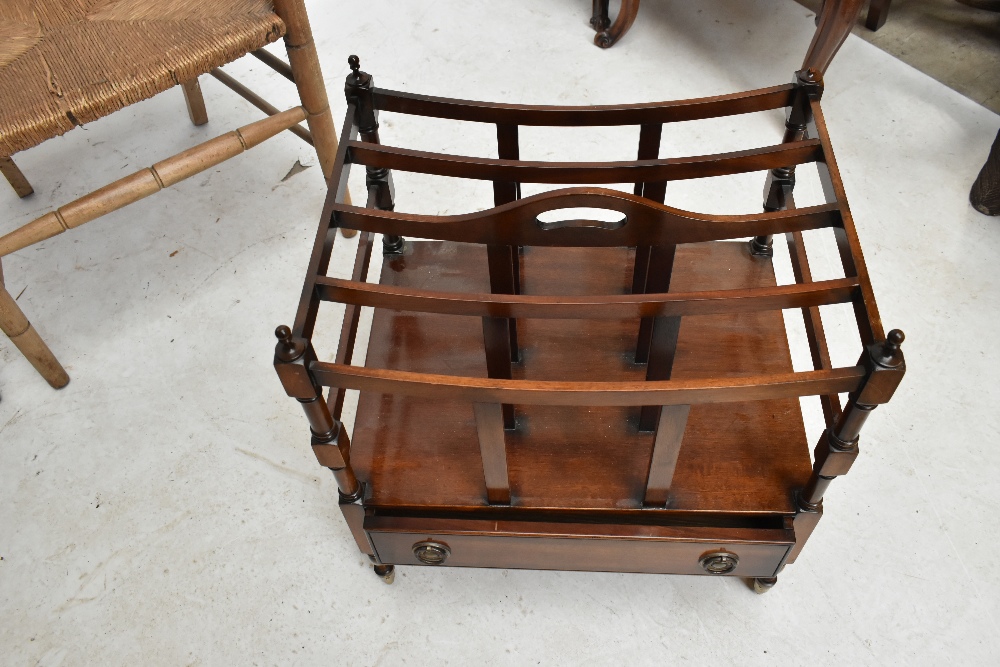 A mid-Victorian mahogany hall chair with carved back on turned front supports, a rush seated - Bild 4 aus 4