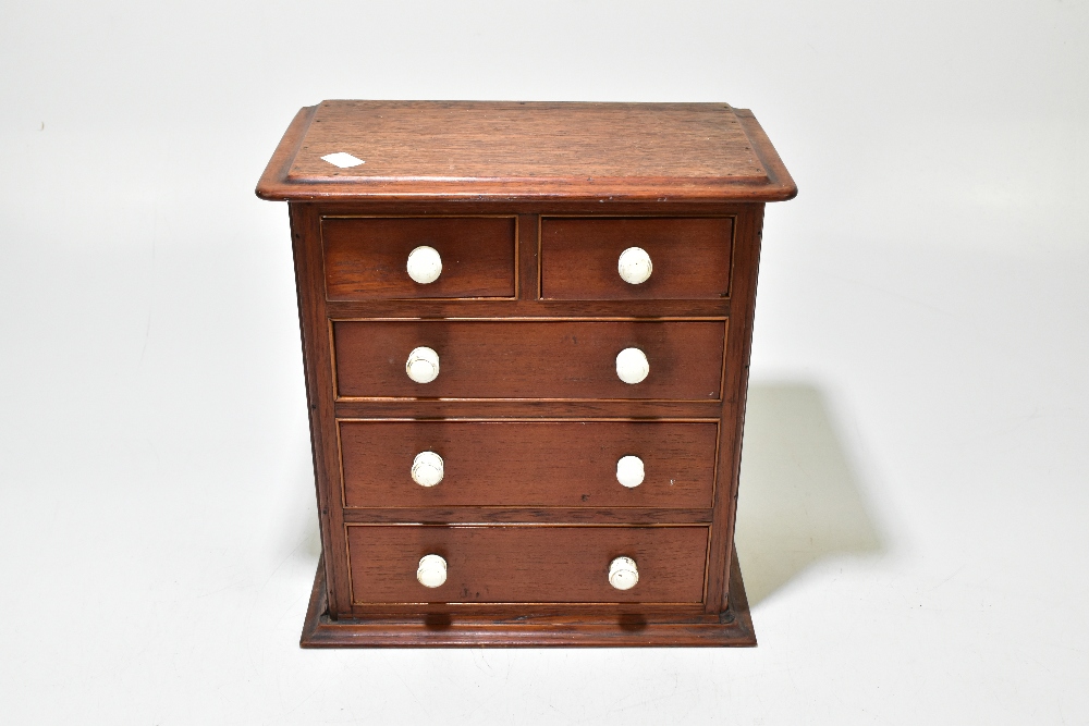 A late 19th century mahogany miniature chest of two short over three long drawers, with ceramics - Bild 2 aus 7