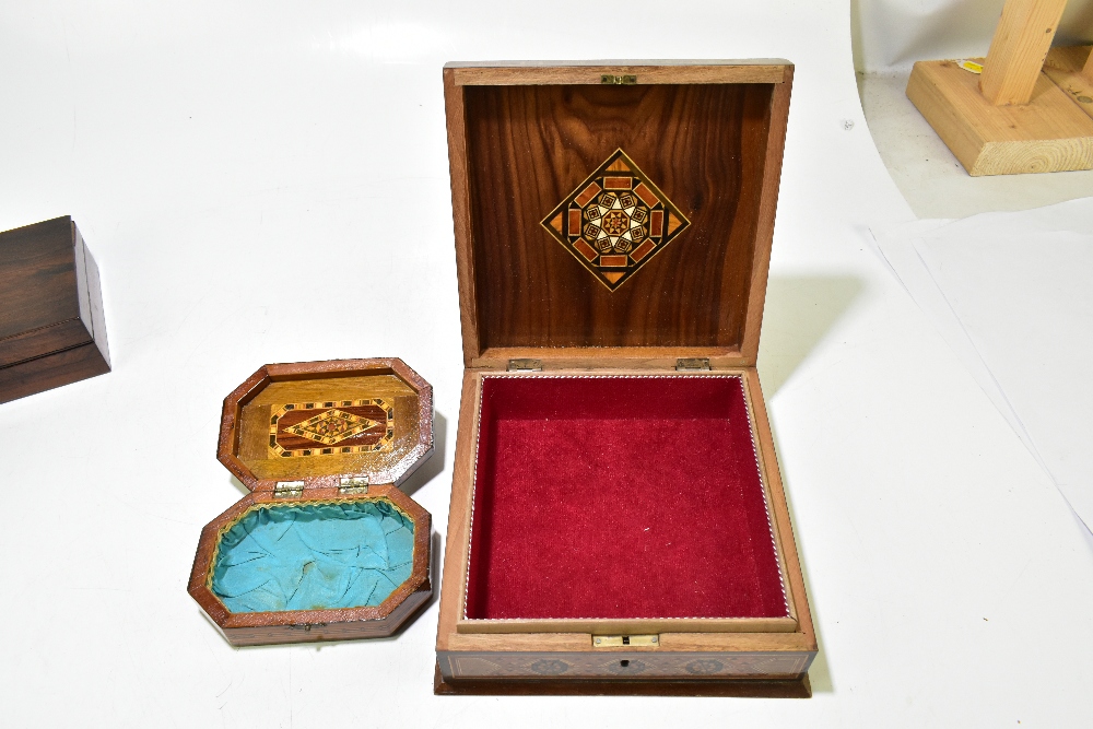 A 19th century rosewood workbox, 23cm, with two 20th century Damascus mother of pearl and wood - Bild 11 aus 15