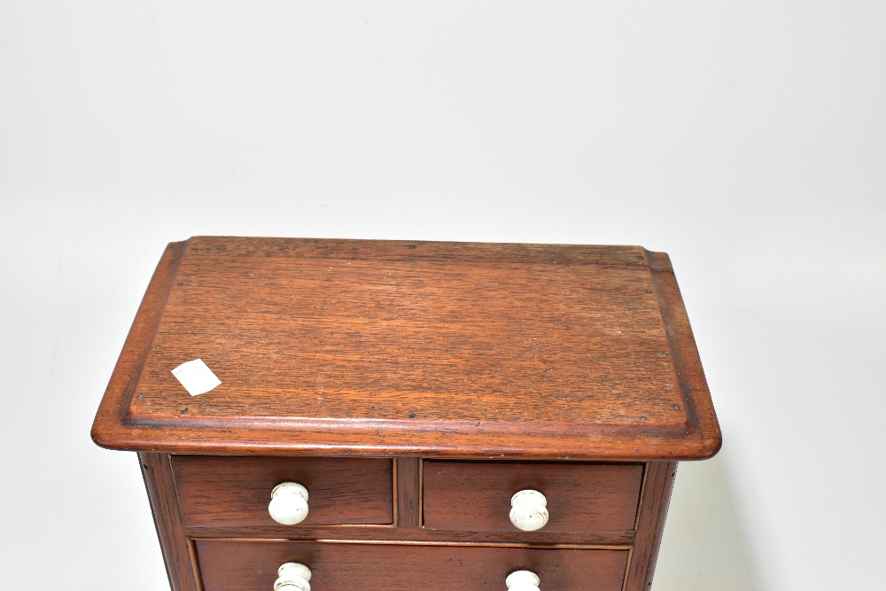A late 19th century mahogany miniature chest of two short over three long drawers, with ceramics - Bild 3 aus 7