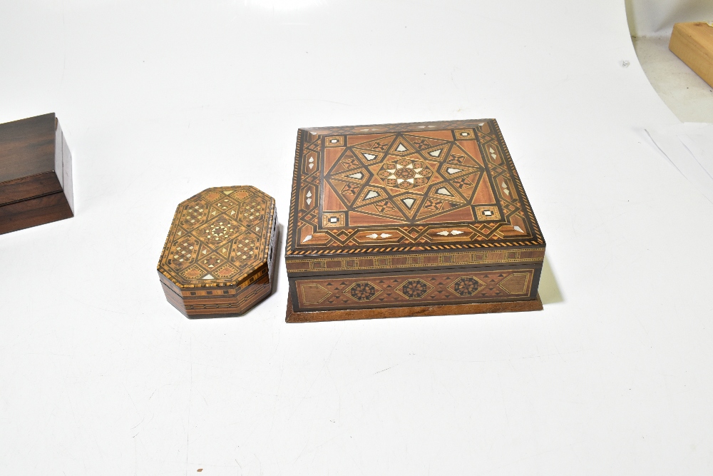 A 19th century rosewood workbox, 23cm, with two 20th century Damascus mother of pearl and wood - Bild 10 aus 15