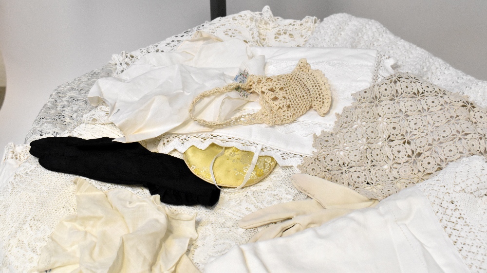 A large quantity of early/mid-20th century linen, lace and crochet work to include bed throws, - Bild 2 aus 3