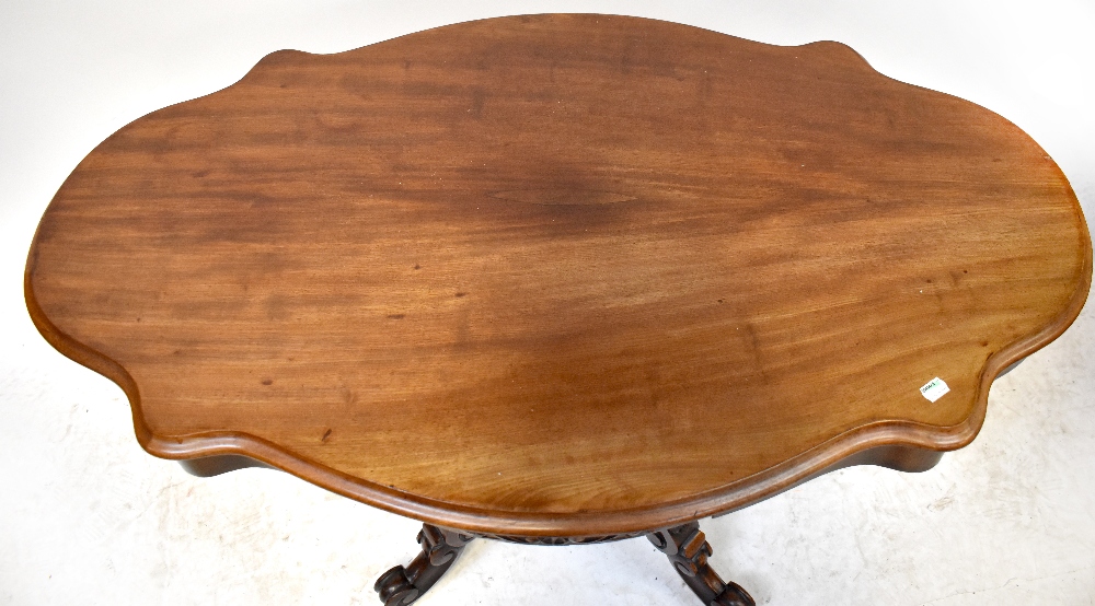 An late 19th century walnut centre table of small proportions, - Bild 2 aus 2