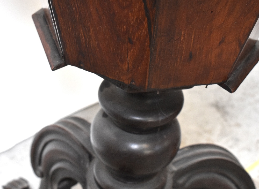 A 19th century mahogany octagonal sewing box with lift-out tray and interior check lining, - Bild 3 aus 4