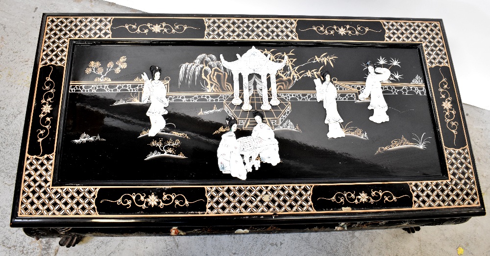 An early 20th century Oriental black lacquer coffee table, - Bild 2 aus 2