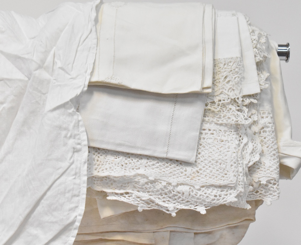 A large quantity of early 20th century and later linen, lace and crochet work to include bed linen, - Bild 2 aus 4