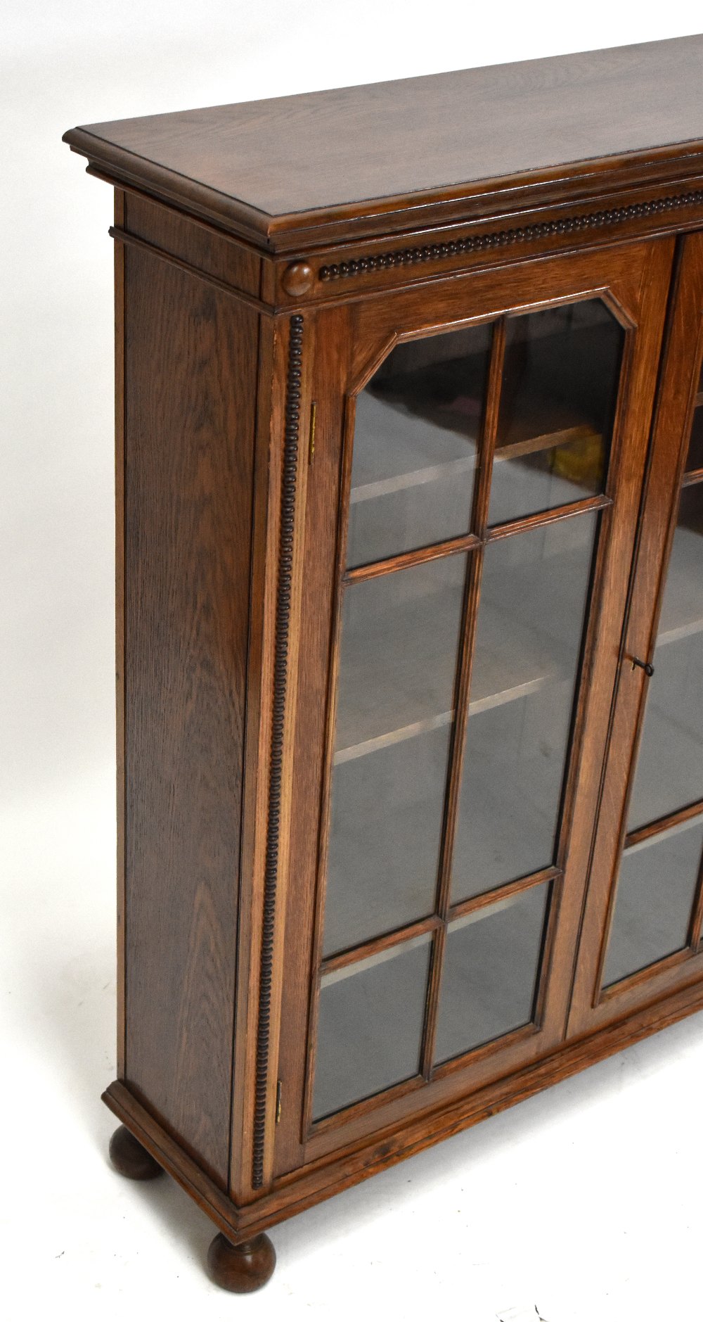 An early 20th century oak bookcase, with two astragal glazed doors, on bun feet, height 110cm, width - Bild 5 aus 6