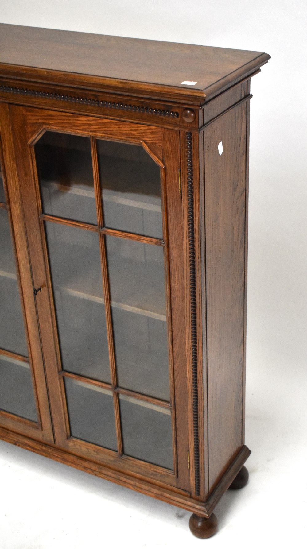 An early 20th century oak bookcase, with two astragal glazed doors, on bun feet, height 110cm, width - Bild 4 aus 6