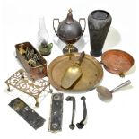 A quantity of assorted metalware including Eastern brass tray, assorted horse brasses, tea urn,