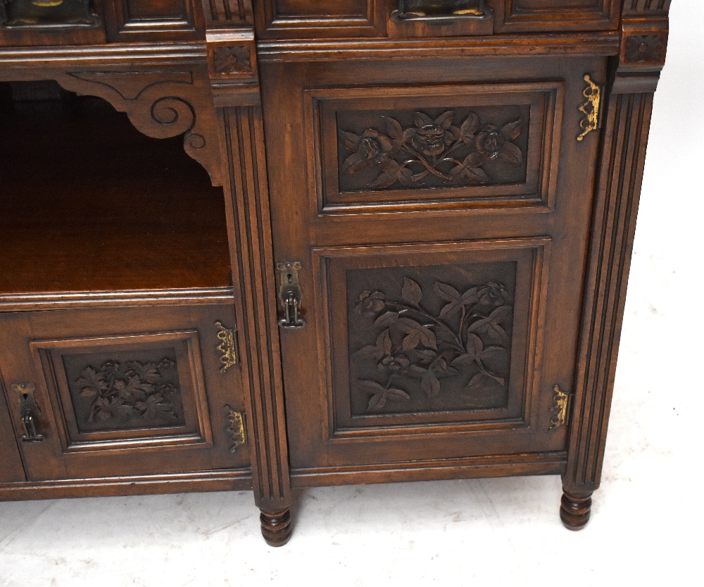 A Victorian Arts & Crafts oak sideboard with three panelled drawers and four panelled cupboard doors - Bild 3 aus 6