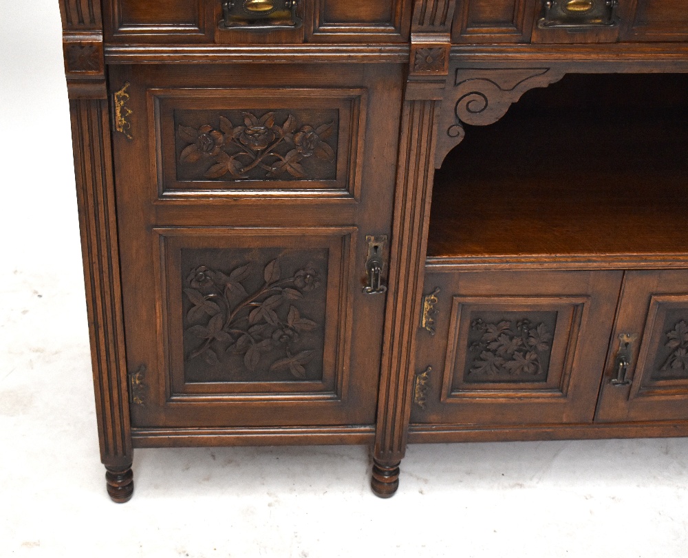A Victorian Arts & Crafts oak sideboard with three panelled drawers and four panelled cupboard doors - Bild 2 aus 6
