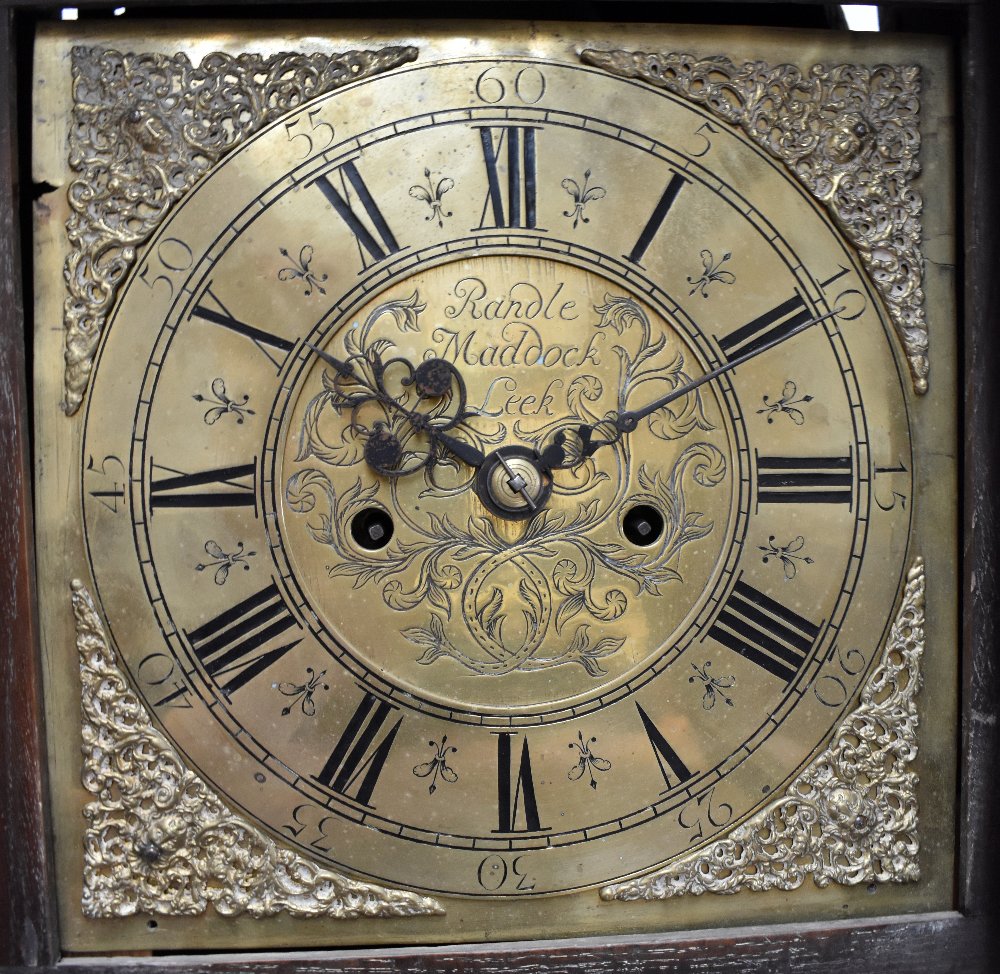 RANDLE MADDOCK; a George III eight day oak longcase clock, with Roman numeral brass chapter ring and - Bild 2 aus 3