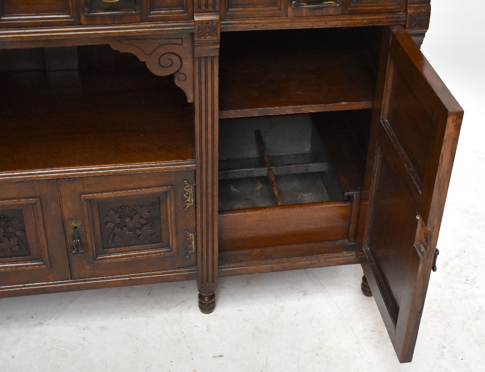 A Victorian Arts & Crafts oak sideboard with three panelled drawers and four panelled cupboard doors - Bild 5 aus 6