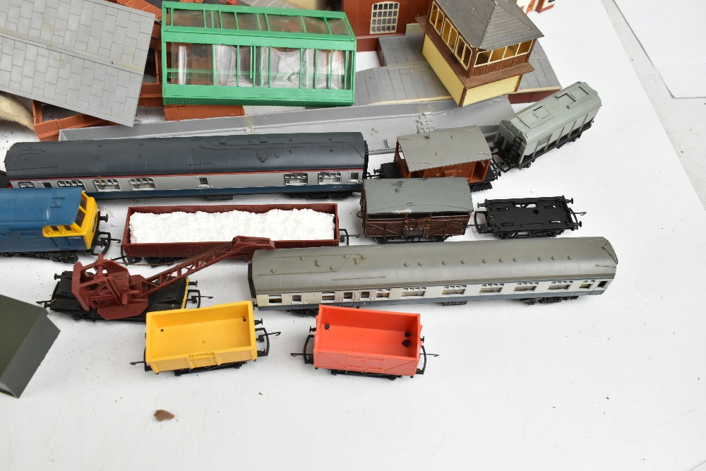 TRI-ANG; an unboxed 61572 locomotive and tender together with a diesel locomotive and a smaller - Image 3 of 7