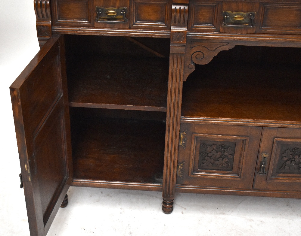 A Victorian Arts & Crafts oak sideboard with three panelled drawers and four panelled cupboard doors - Bild 4 aus 6