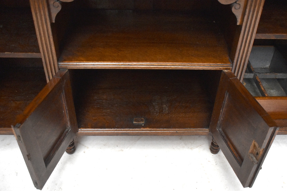 A Victorian Arts & Crafts oak sideboard with three panelled drawers and four panelled cupboard doors - Bild 6 aus 6
