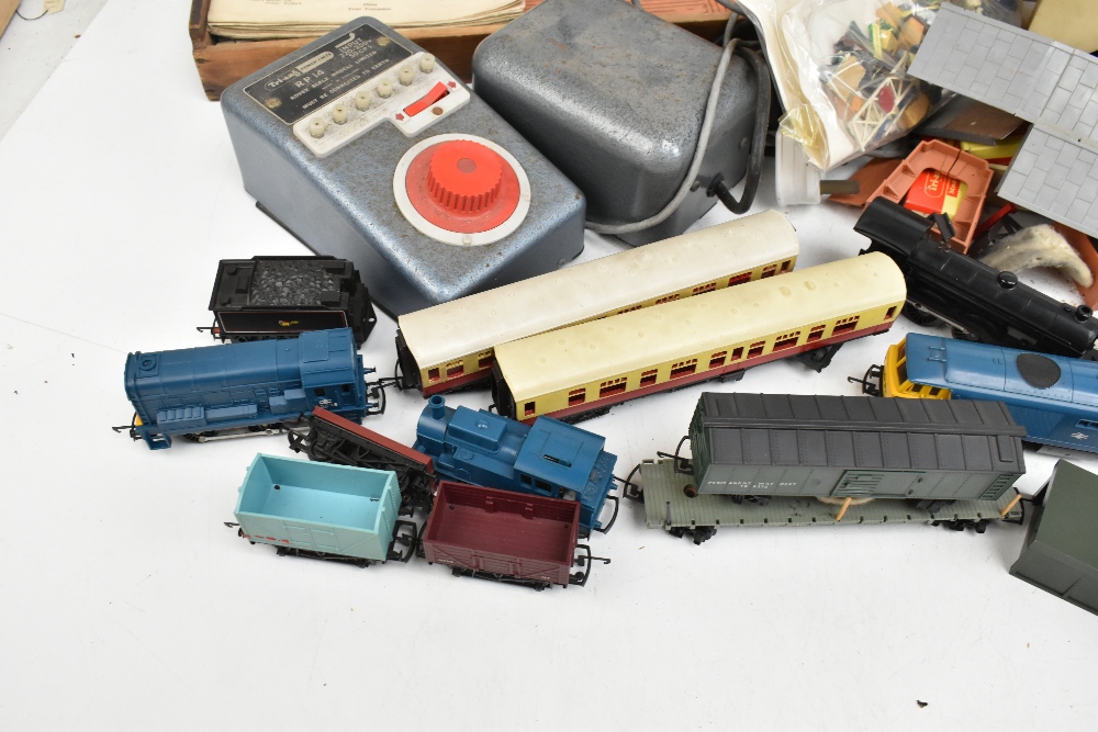 TRI-ANG; an unboxed 61572 locomotive and tender together with a diesel locomotive and a smaller - Image 5 of 7