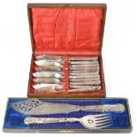 A cased set of hallmarked silver handled fish servers, Barnett Henry Abrahams, Sheffield 1899,