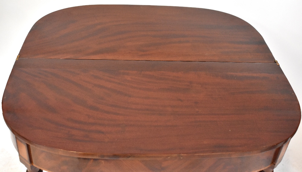 A 19th century mahogany fold-over tea table to tapering supports and peg feet, - Bild 2 aus 2