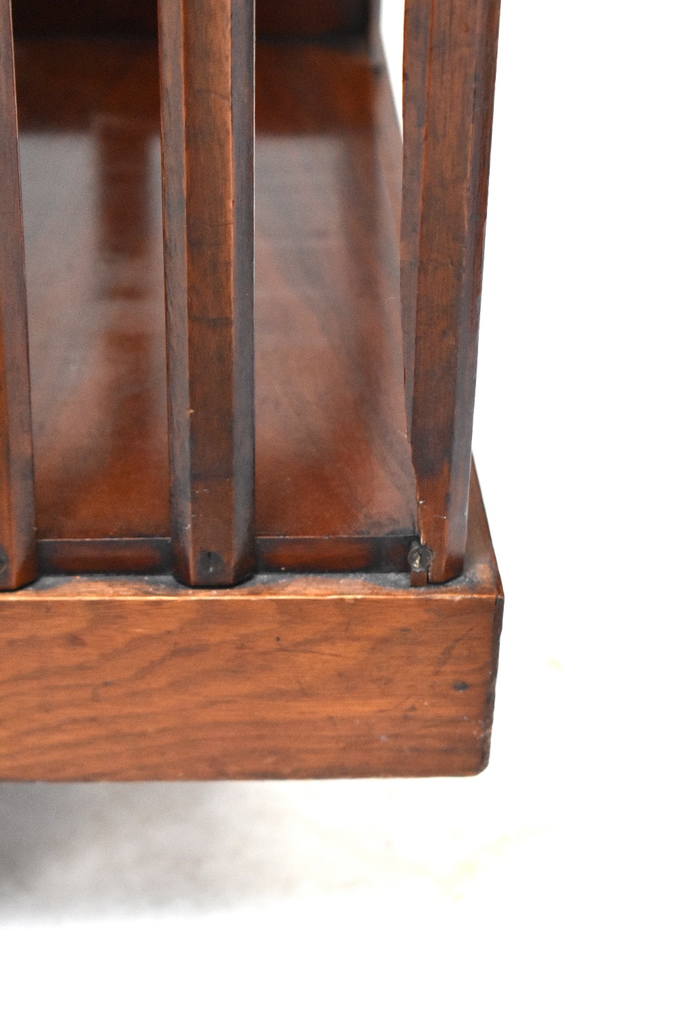 An Edwardian walnut revolving bookcase to baluster supports and castors, 82 x 53 x 53cm. - Bild 2 aus 3